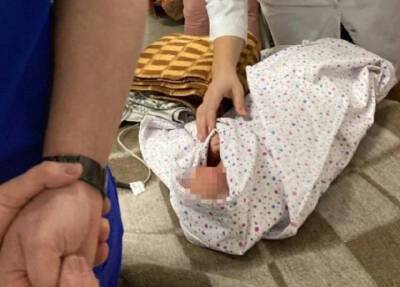 Коробку с новорожденной малышкой нашли подростки в мороз на обочине в Сибири