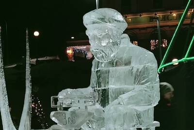 В Рязани создали ледовую скульптуру весовщика Иосифа Пятунина