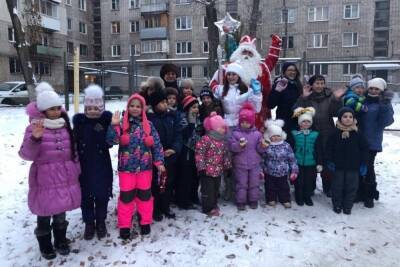 В зимние каникулы в ярославских дворах прошло более 60 новогодних елок