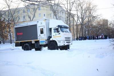 В Екатеринбурге на митинг против QR-кодов пригнали ФАП, чтобы показывать ролики