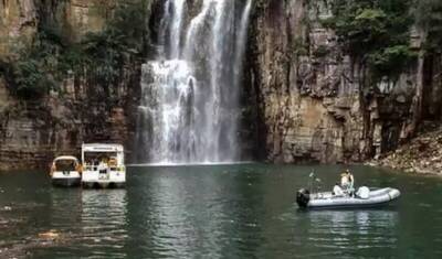 В Бразилии на лодки с туристами обрушилась скала — момент падения сняли на видео