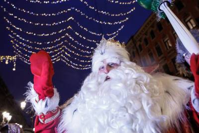 Деды Морозы и Снегурочки проехали по улицам Петербурга на велосипедах