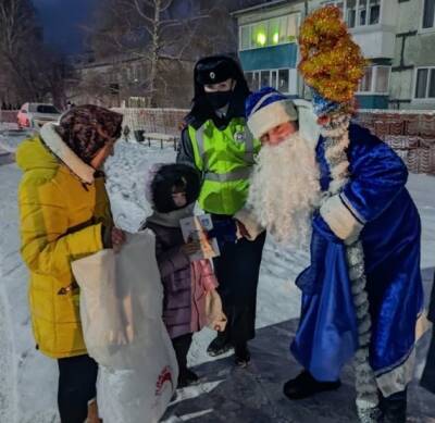Полицейский Дед Мороз и сотрудники ГИБДД наведались в ульяновские дворы