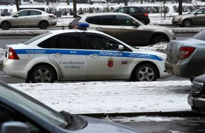В Петербурге неизвестный избил водителя такси, угнал его машину и вытащил из салона 27 тысяч рублей