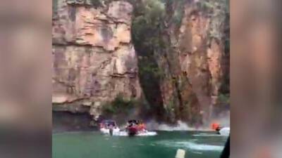 Драматическое видео: утес рухнул на лодки с туристами