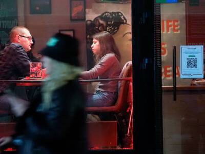 Южноуральцам без QR-кодов разрешат ходить в кафе и рестораны