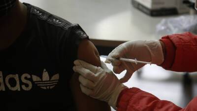 В Индии первым компонентом вакцины от COVID-19 привились более 20 млн подростков