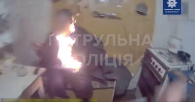 Поджег себя при виде патрульных. Попытка суицида в Харькове попала на видео полиции