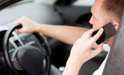 Пользование телефоном за рулем автомобиля: какой штраф заплатят водители