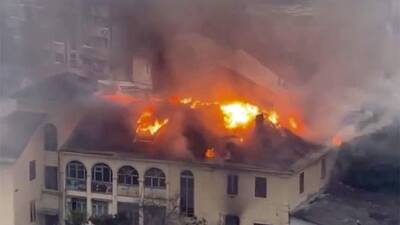 В Сочи загорелись крыши двух жилых домов