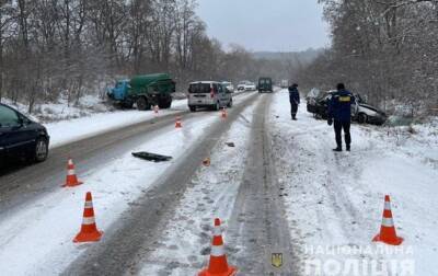 В Винницкой области легковушка столкнулись с грузовиком, трое погибших
