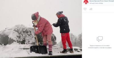 Волонтеры освободили из-под снежных завалов музей «Прорыв блокады Ленинграда»