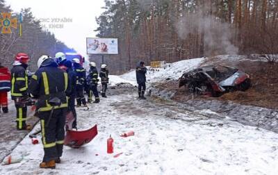 В Киеве на дороге сгорело авто: погиб мужчина, пострадал ребенок