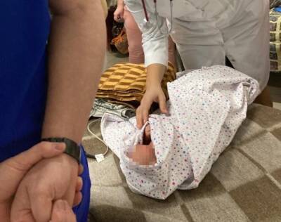 «Подумали, что это щенки»: подростки под Новосибирском спасли на трассе младенца, брошенного в коробке