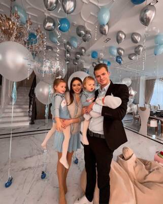 Костенко отметила годовщину с Тарасовым и влезла в свадебное платье после трех родов