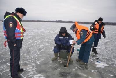 Воронежских рыбаков обязали выходить с удочкой на лед в спасательных жилетах