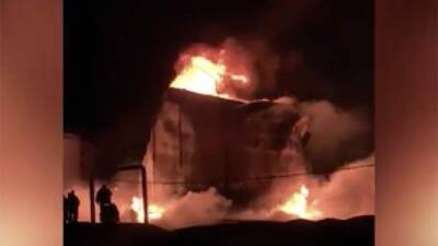 Очевидцы сообщили о пожаре после взрыва на нефтебазе в чеченском Гудермесе