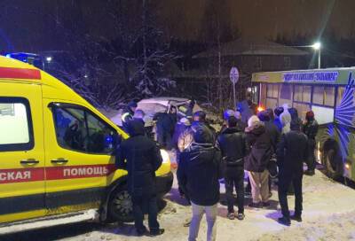 Во Всеволожском районе в ДТП с автобусом и иномаркой пострадал мужчина