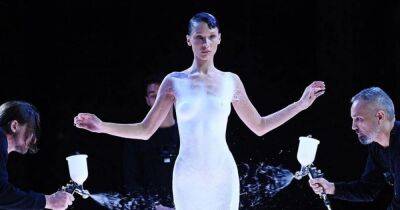 Белла Хадид - Alexander Macqueen - Беллу Хадид одели в "жидкое" платье прямо на подиуме - focus.ua - Украина - Париж