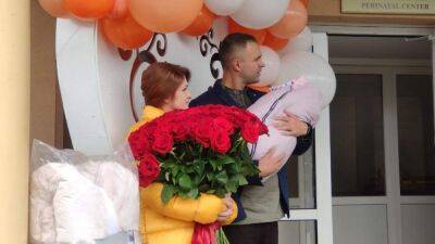 Как освобожденную из плена Марьяну Мамонову встречали с дочкой под больницей: счастливые кадры - 24tv.ua - Украина - Луцк - Донецк