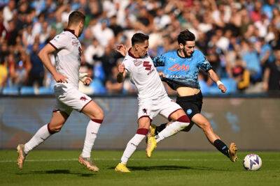 Наполи на своем поле обыграл Торино в результативном матче