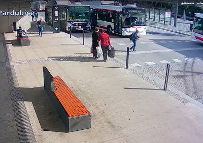 В Чехии троллейбус сбил школьника на «неправильной зебре»: видео