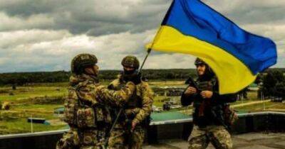 Украинские военные сбросили вражескую "тряпку" с горсовета Лимана и установили украинский флаг (ВИДЕО)