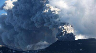 В Италии проснулся вулкан: лава извергается в море