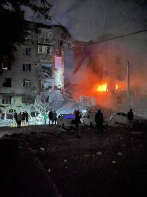 Окупанти знову вдарили по житловому будинку в Запоріжжі: з'явилися фото та відео нічного обстрілу