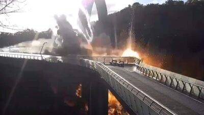 Россияне пытались уничтожить стеклянный мост в Киеве, но он выстоял: в сети показали видео