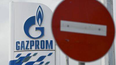 На открытии торгов акции "Газпрома" упали почти на 30%