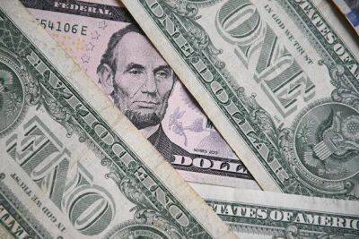 Доллар в понедельник укрепился на фоне ожидания выхода данных по инфляции в США