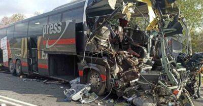 Автобус "Петербург — Рига" столкнулся в Ленобласти с самосвалом: есть погибший и раненые