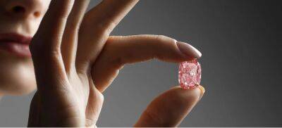 Редкий розовый бриллиант ушел с молотка за рекордные 58 млн долларов. Покупатель неизвестен