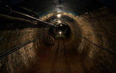 В Кривом Роге заблокированы под землей шахтеры