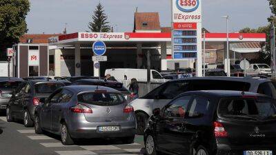 Франция: власти грозятся вмешаться в ситуацию с нехваткой бензина