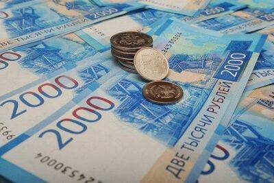 Курс рубля на Мосбирже усилил снижение до 63,79 за доллар и 61,93 за евро
