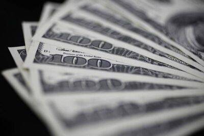Средний курс покупки наличного доллара США в банках Москвы достиг максимального значения за месяц и составляет 64,1778 руб.