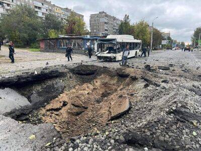 У Дніпрі за ніч повністю відновили дорогу після ракетного удару Росії: фото до та після