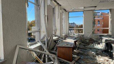 В результате ракетного удара по центру Киева пострадало здание МОН – фото