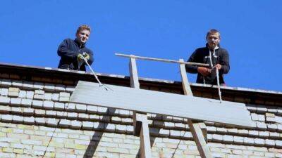 Во двор прилетела ракета: жители Николаева восстановили разрушенную Россией школу