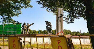 Полицейские получат доплату за работу во время демонтажа памятника в Пардаугаве