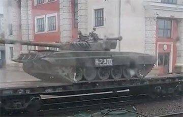 Переброску эшелонов с танками Т-72А и ЗРК «Тор» из Беларуси в Россию показали на видео