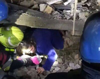 Застряли под завалами здания: В ГСЧС показали видео спасения семьи в Запорожье