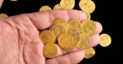 В Израиле нашли золотые монеты, спрятанные в каменной стене почти 1400 лет назад (фото)