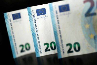 Cредний курс покупки/продажи наличного евро в банках Москвы на 13:00 мск составил 62,81/70,81 руб.