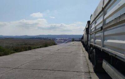 В Крыму более 800 грузовиков стоят в очереди у переправы - соцсети