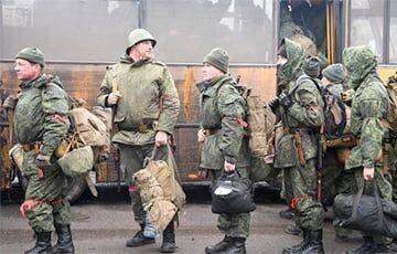 Россия отправляет мобилизованных на войну с советскими шлемами и автоматами АК-12
