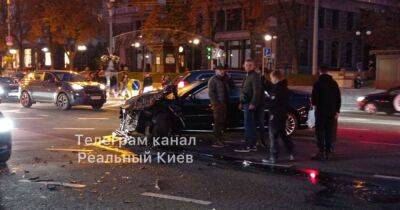 В центре Киева на Крещатике произошло серьезное ДТП, есть пострадавшие, – полиция (видео)