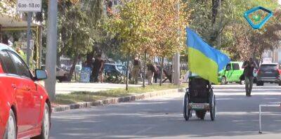Рассекает по Харькову на инвалидной коляске с украинским флагом (сюжет)